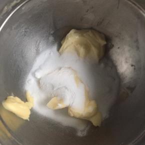 2:黄油室温软化，加入细砂糖打发至发白蓬松状态。