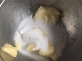 2:黄油室温软化，加入细砂糖打发至发白蓬松状态。