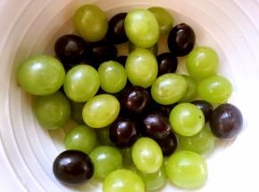 新鲜葡萄洗干净备用