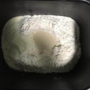 1.将主料中除黄油外的所有材料倒入面包桶中，开启一个揉面程序