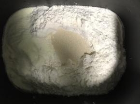 1.将主料中除黄油外的所有材料倒入面包桶中，开启一个揉面程序