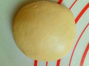 揉成面团，面团不能太硬，也不能太软。(太软蒸好后容易踏)