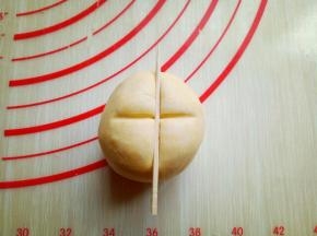 再将牙签竖过来压印记，也就是加上上一步骤压出来的十字花，如图。