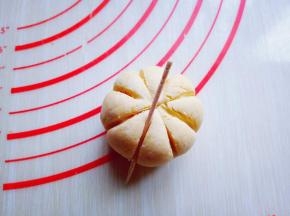 把面团全部压出南瓜的纹路，纹路之间最好间隔一样，一样看起来漂亮。依次做完。