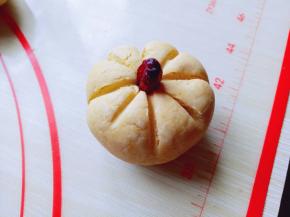 再中间部分插入蔓越莓干，装饰南瓜的小尖。