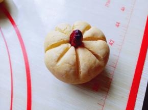 再中间部分插入蔓越莓干，装饰南瓜的小尖。