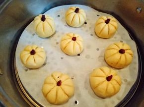 蒸锅中加入冷水，整屉上垫上油纸。(每个南瓜饼下面放一片胡萝卜也可以，大火水烧开后，蒸6-8分钟即可出锅。