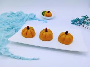 装入盘中，全家人最爱，一次做了好多，可以做的的南瓜饼密封好放入冰箱冷冻，随吃随取，特别方便。