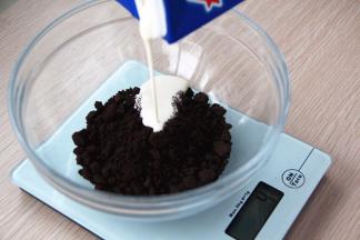 取100克奥利奥饼干碎，加入30克淡奶油，混合