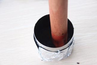 用擀面杖将底部压实