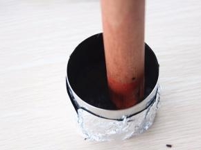 用擀面杖将底部压实