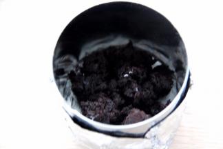 圆形慕斯圈用锡纸包裹住底部，将步骤一中的奥利奥倒入一部分