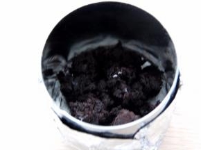 圆形慕斯圈用锡纸包裹住底部，将步骤一中的奥利奥倒入一部分