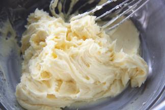 软化好的奶油奶酪加入剩下的30克糖粉，用手动打蛋器搅拌均匀