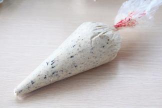 混合好后装入一次性裱花袋