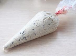 混合好后装入一次性裱花袋
