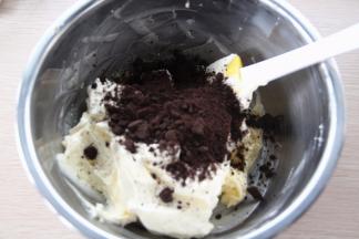 取一部分的淡奶油到奶油奶酪中，再加入剩下的40克奥利奥饼干碎，将三者混合拌匀（剩下的一小部分奶油留装饰用）