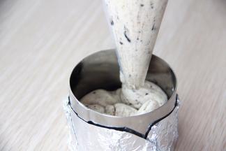 在挤入圆形慕斯圈中，然后用抹刀将表面抹平