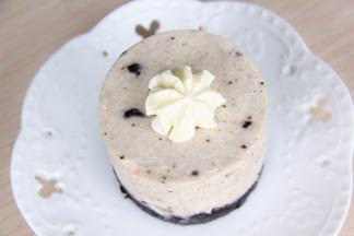 做好后放冰箱冷冻至凝结，取出用热毛巾脱模，面上挤上一点奶油，再插上迷你奥利奥饼干即可