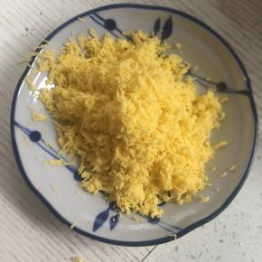 1:先把鸡蛋煮熟，取蛋黄，碾碎过筛备用。