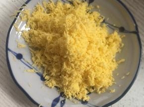1:先把鸡蛋煮熟，取蛋黄，碾碎过筛备用。