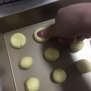 7:把面团分成10克每份的样子，放在烤盘上，用大拇指轻轻按压一下即可