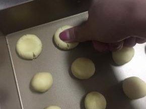 7:把面团分成10克每份的样子，放在烤盘上，用大拇指轻轻按压一下即可