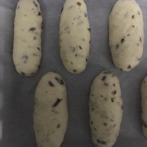 10.包好的面包放入烤盘，并放入烤箱发酵至两倍大小！