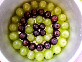 最后再用紫色葡萄填满内心