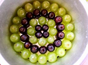 最后再用紫色葡萄填满内心