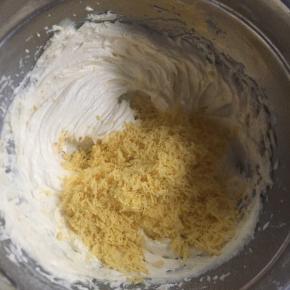 3:加入蛋黄，用刮刀混合均匀。