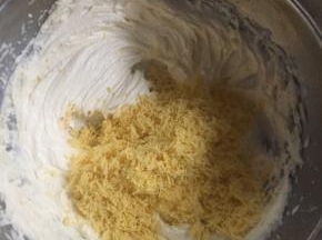 3:加入蛋黄，用刮刀混合均匀。