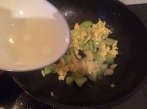 加入半碗水煮开即可