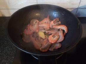 加入虾翻炒均匀