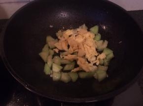 加入鸡蛋翻炒均匀