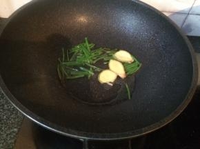 热锅爆香葱姜