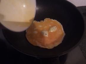 锅中热油，倒入鸡蛋