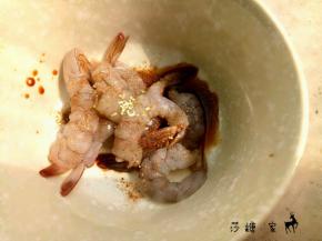 放料酒，酱油，味精等腌一会。猪肉馅也和好备用。