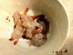 放料酒，酱油，味精等腌一会。猪肉馅也和好备用。