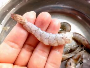 把虾去掉皮和虾线，尾部的皮留着