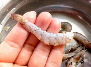 把虾去掉皮和虾线，尾部的皮留着