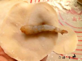 如图，取一张饺子皮放上一只虾 。