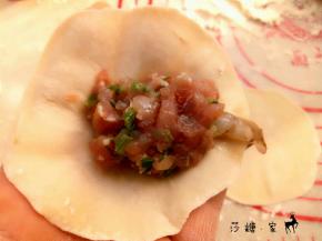 再放上适量的猪肉馅