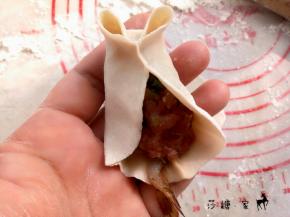 再把顶端部分取中间位置与刚才捏好的地方捏到一起，这部分做眼睛。