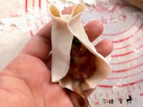 再把顶端部分取中间位置与刚才捏好的地方捏到一起，这部分做眼睛。