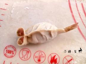 身上的部分我是像包麦穗一样交叉捏上的，怎么捏上都可以。包好了，像不像一条小鱼。哈哈