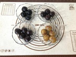 先准备好馅料，每个克重30克，选择自己喜欢的口味就好，我是买的馅料再自己添加了一些蔓越莓陈皮类的来增加风味。