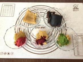 牛奶桃山皮分成4份，其中3份分别加入抹茶粉4克、紫薯粉4克、红曲粉4克。