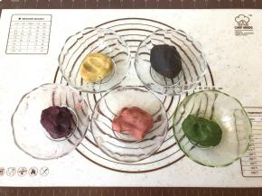 分别揉匀，觉得特别干的话可加1-2滴油，一定要揉匀。