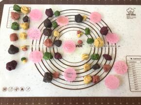 分割饼皮，每份饼皮总重控制在20-22克左右。先选择好要用的花片，再根据花片形状以及自己想要搭配的颜色来分割，过程有点虐哦。因为后面制作时间有点长，所以饼皮用湿纱布覆盖，以免干裂，影响后面制作。